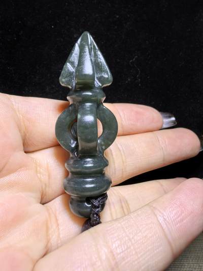 和田青玉降魔杵吊坠挂件项链男女款。玉质结构致密，温润细腻，脂粉足无杂无水线，纯手工(可见手工留刀痕)半镂空雕刻，内置转运珠可转动。尺寸：5.7cm*2.0cm克重：18.8g