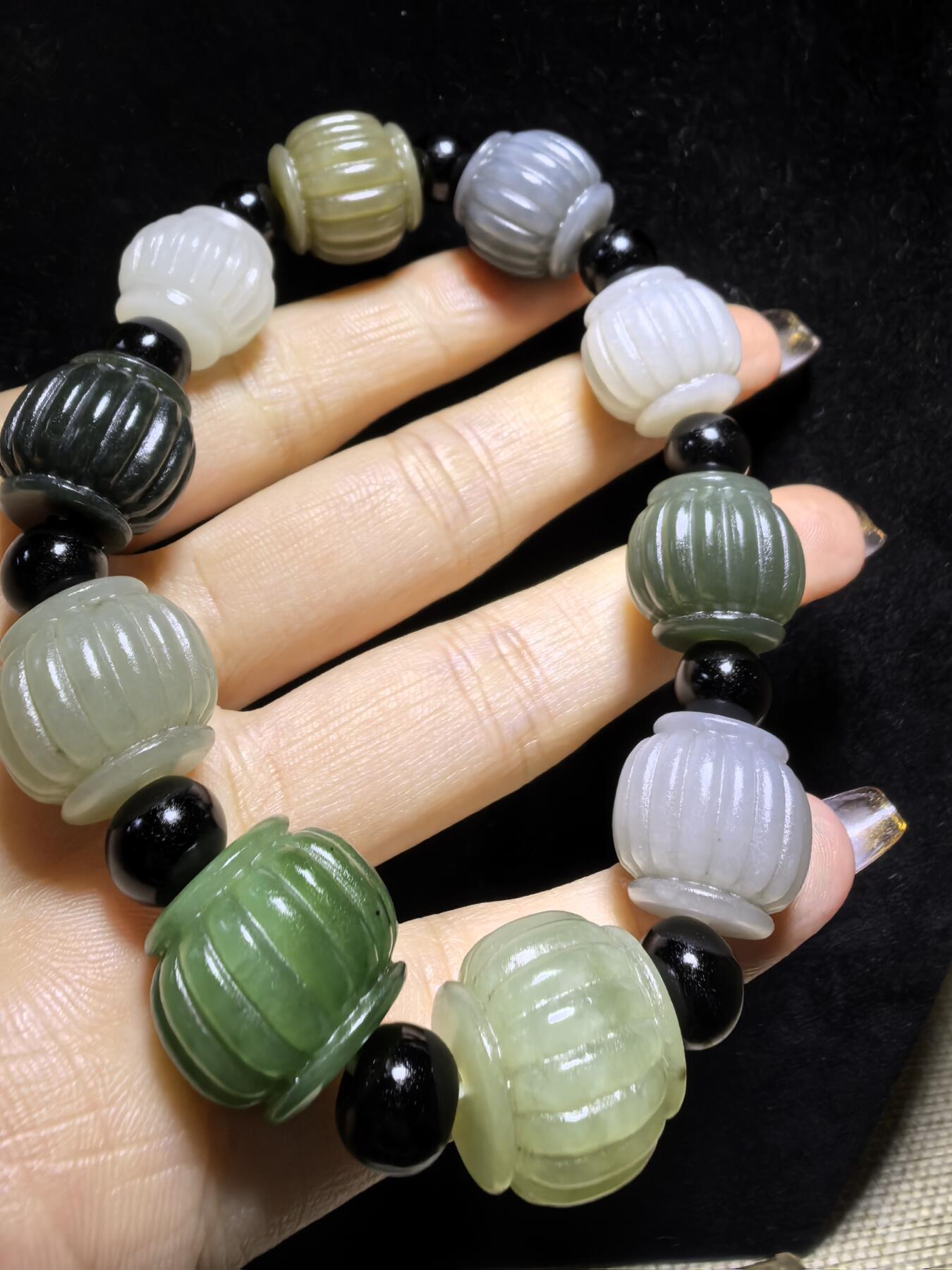 新疆和田玉多宝灯笼手串男款，精雕细刻寓意吉祥好运，材质纯天然为:碧玉、青玉、白玉、墨玉、鸭蛋青等！尺寸:1.5cm*1.6cm克重：65.3g