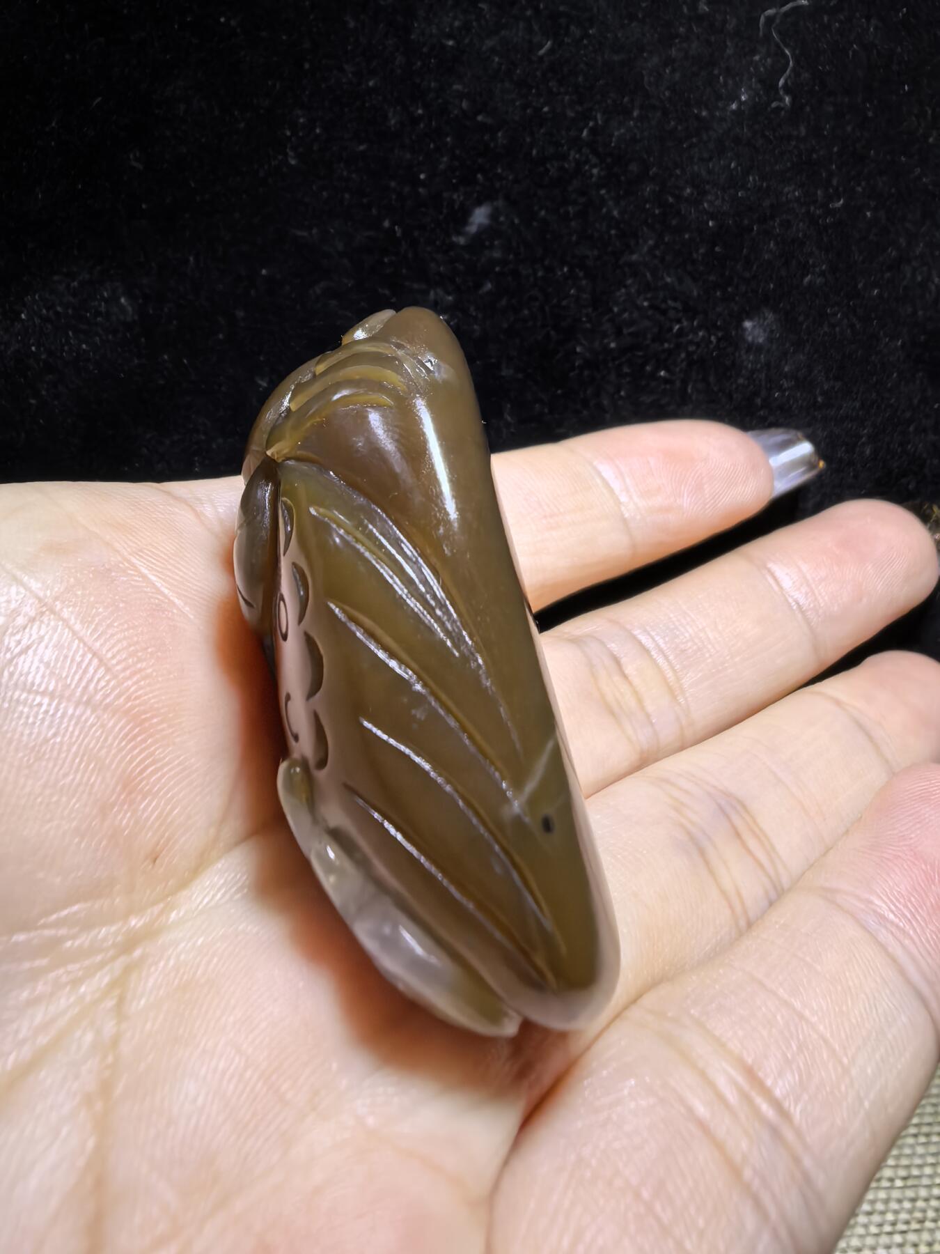 新疆和田且末糖料教科书级，八方来财，福气满满吊坠挂件项链男女款，玉质细腻，油润十足，俏色巧雕过渡自然。自带国检证书。尺寸：4.4cm*3.2cm*1.9cm克重：41.3g