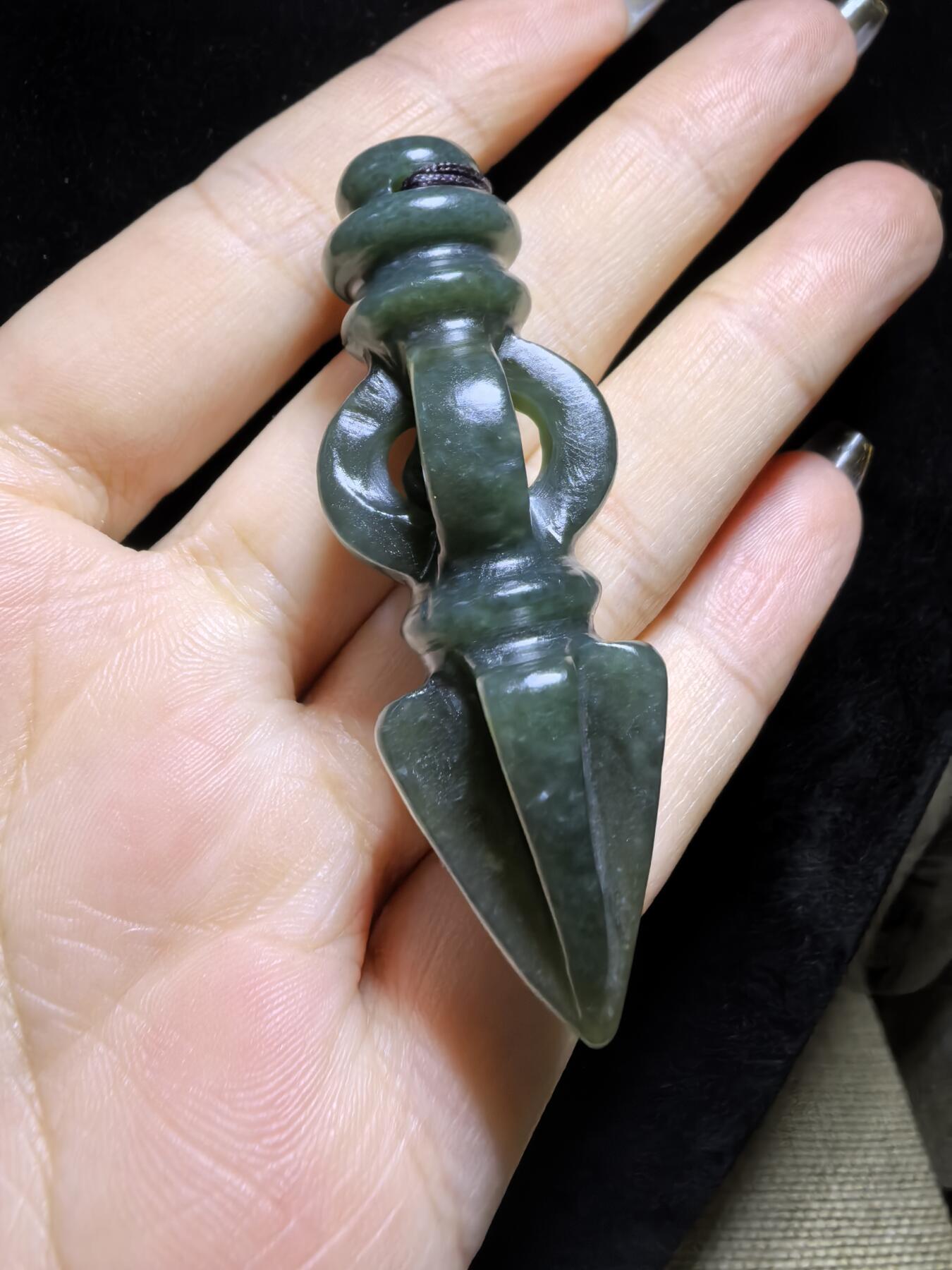 和田青玉降魔杵吊坠挂件项链男女款。玉质结构致密，温润细腻，脂粉足无杂无水线，纯手工(可见手工留刀痕)半镂空雕刻，内置转运珠可转动。尺寸：5.7cm*2.0cm克重：18.8g