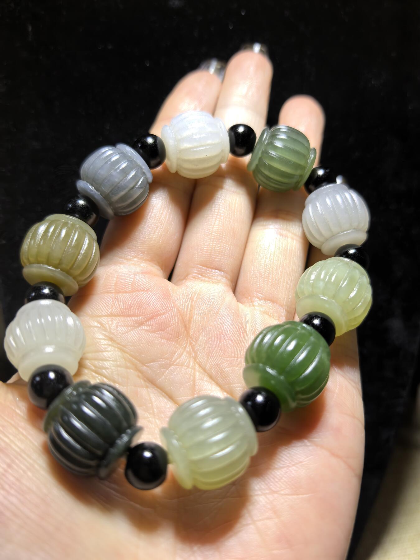 新疆和田玉多宝灯笼手串男款，精雕细刻寓意吉祥好运，材质纯天然为:碧玉、青玉、白玉、墨玉、鸭蛋青等！尺寸:1.5cm*1.6cm克重：65.3g