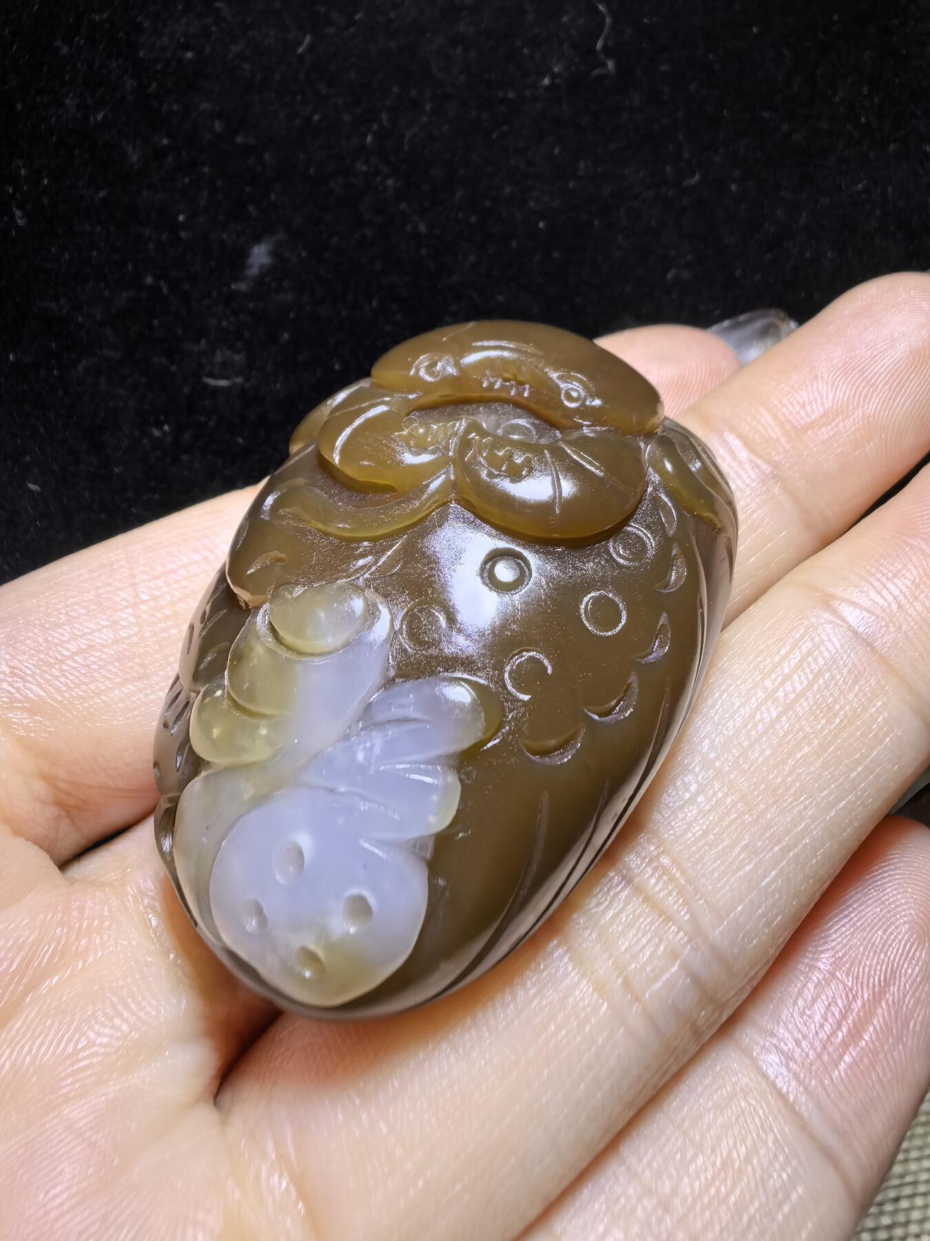 新疆和田且末糖料教科书级，八方来财，福气满满吊坠挂件项链男女款，玉质细腻，油润十足，俏色巧雕过渡自然。自带国检证书。尺寸：4.4cm*3.2cm*1.9cm克重：41.3g