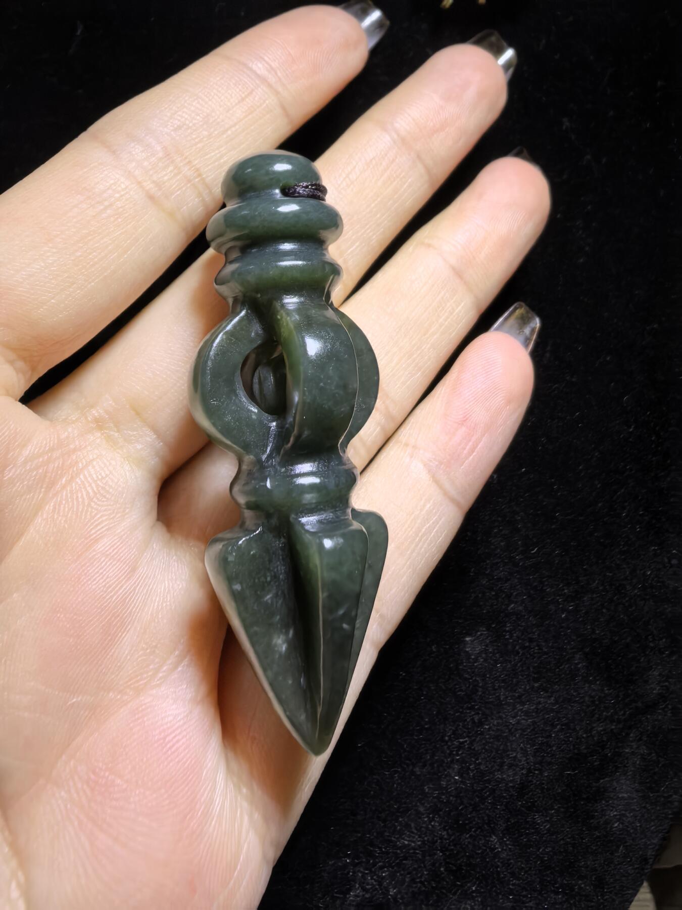和田青玉降魔杵吊坠挂件项链男女款。玉质结构致密，温润细腻，脂粉足无杂无水线，纯手工(可见手工留刀痕)半镂空雕刻，内置转运珠可转动。尺寸：5.7cm*2.0cm克重：18.8g