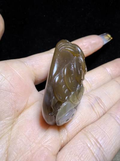 新疆和田且末糖料教科书级，八方来财，福气满满吊坠挂件项链男女款，玉质细腻，油润十足，俏色巧雕过渡自然。自带国检证书。尺寸：4.4cm*3.2cm*1.9cm克重：41.3g