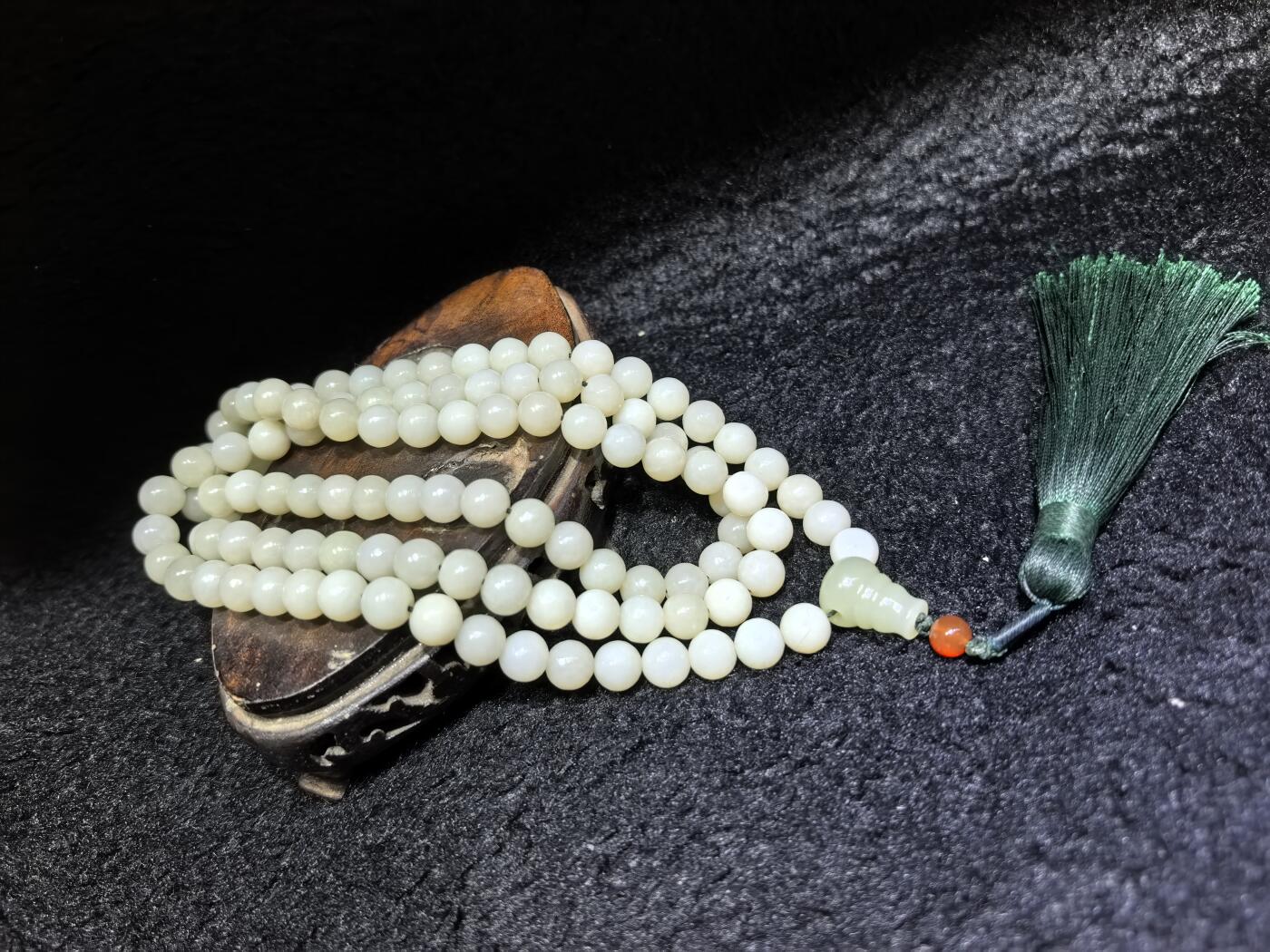 新疆和田玉佛珠手串项链男女款。玉质油润细腻有光泽，颗颗纯手工打磨，可见不规则打磨痕迹！清新淡雅，佛系玩家必备！尺寸：8mm克重：84.6g
