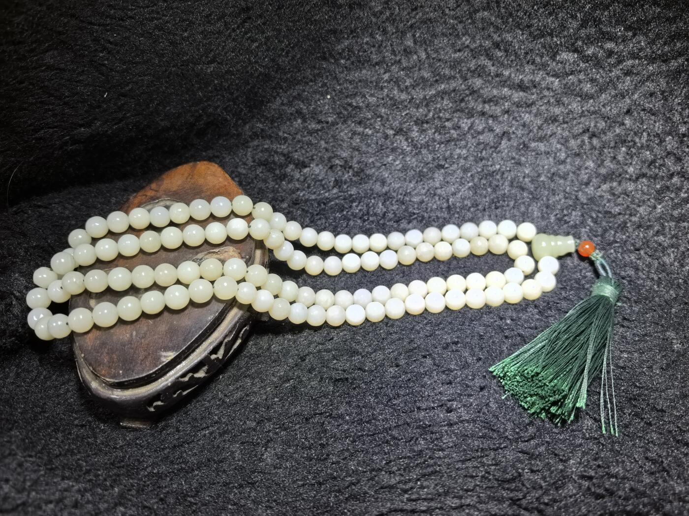 新疆和田玉佛珠手串项链男女款。玉质油润细腻有光泽，颗颗纯手工打磨，可见不规则打磨痕迹！清新淡雅，佛系玩家必备！尺寸：8mm克重：84.6g