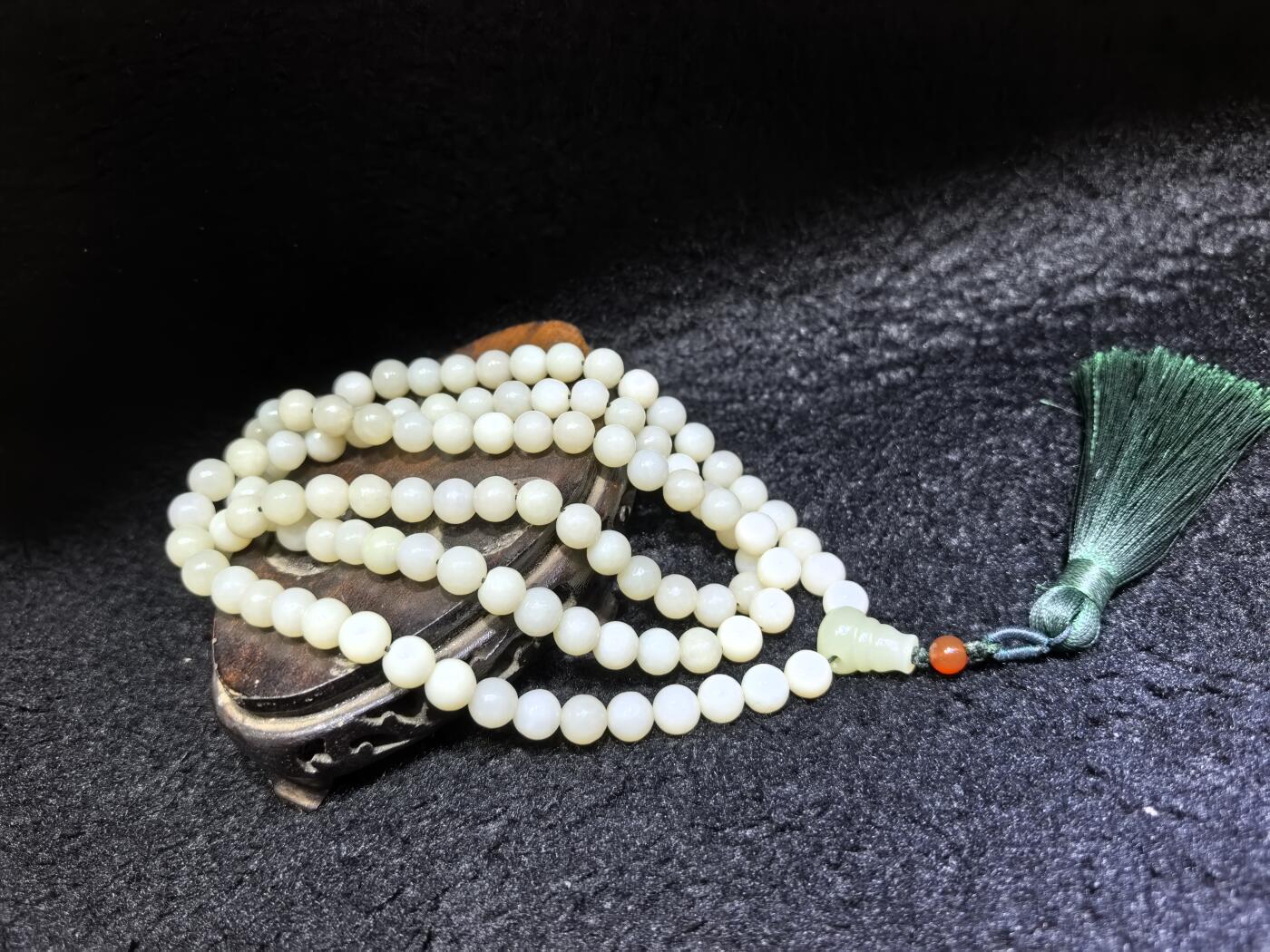 新疆和田玉佛珠手串项链男女款。玉质油润细腻有光泽，颗颗纯手工打磨，可见不规则打磨痕迹！清新淡雅，佛系玩家必备！尺寸：8mm克重：84.6g