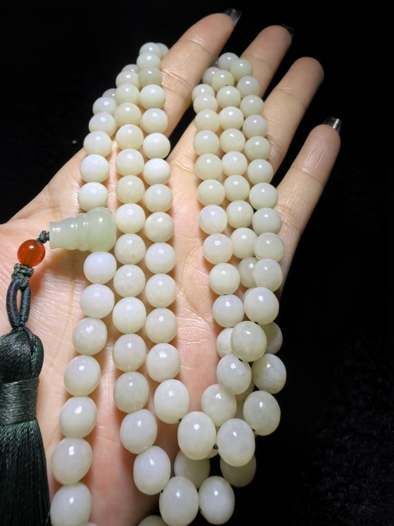 新疆和田玉佛珠手串项链男女款。玉质油润细腻有光泽，颗颗纯手工打磨，可见不规则打磨痕迹！清新淡雅，佛系玩家必备！尺寸：8mm克重：84.6g