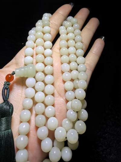 新疆和田玉佛珠手串项链男女款。玉质油润细腻有光泽，颗颗纯手工打磨，可见不规则打磨痕迹！清新淡雅，佛系玩家必备！尺寸：8mm克重：84.6g