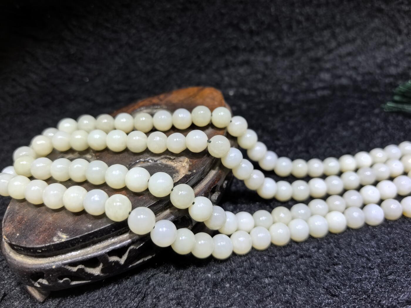 新疆和田玉佛珠手串项链男女款。玉质油润细腻有光泽，颗颗纯手工打磨，可见不规则打磨痕迹！清新淡雅，佛系玩家必备！尺寸：8mm克重：84.6g