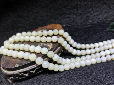 新疆和田玉佛珠手串项链男女款。玉质油润细腻有光泽，颗颗纯手工打磨，可见不规则打磨痕迹！清新淡雅，佛系玩家必备！尺寸：8mm克重：84.6g