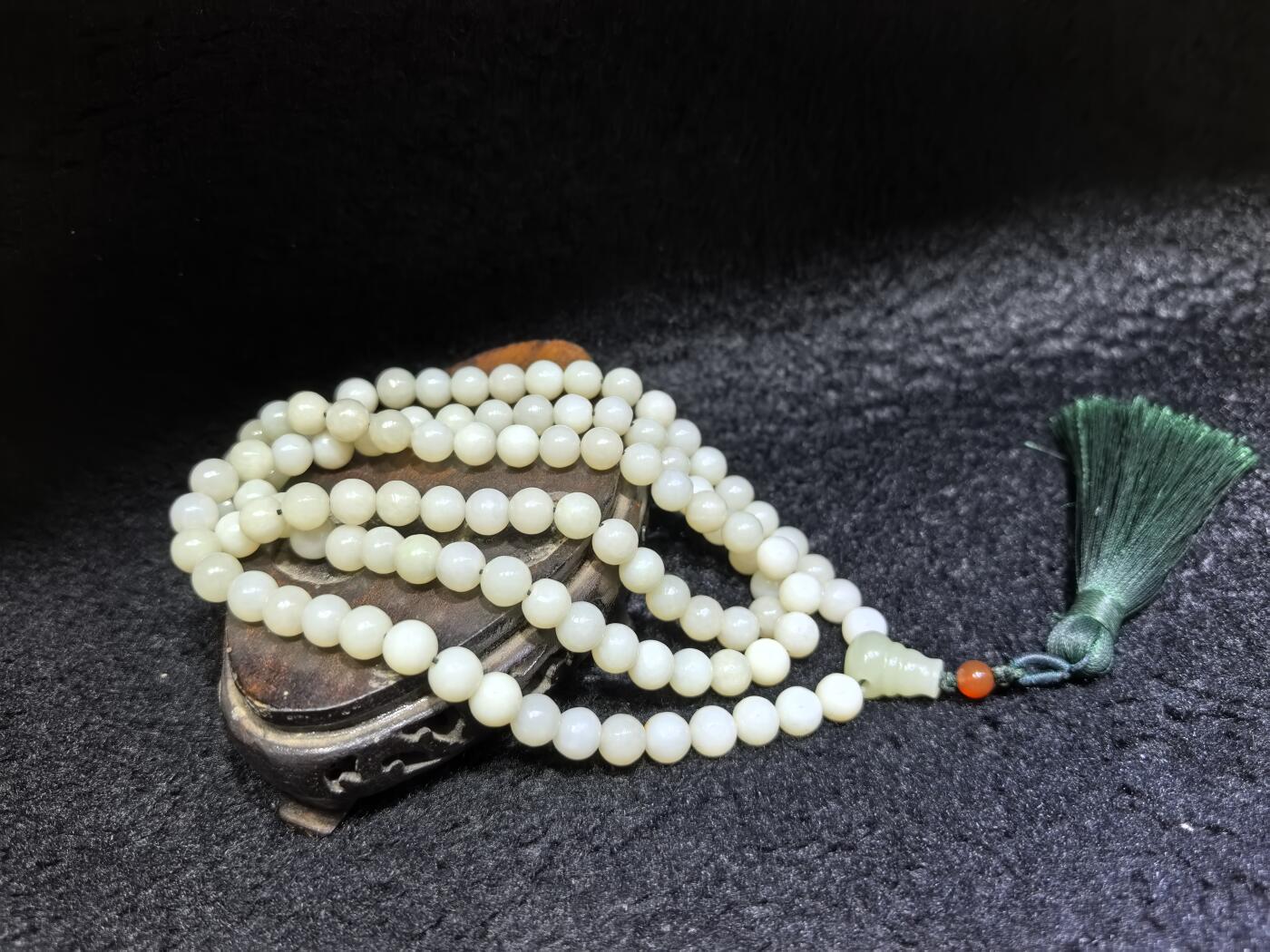 新疆和田玉佛珠手串项链男女款。玉质油润细腻有光泽，颗颗纯手工打磨，可见不规则打磨痕迹！清新淡雅，佛系玩家必备！尺寸：8mm克重：84.6g