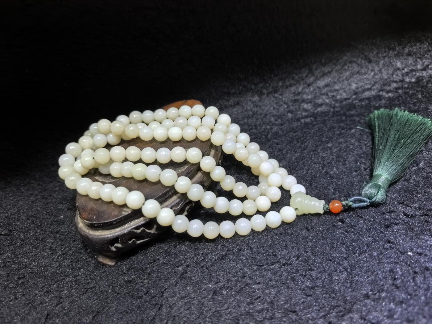 新疆和田玉佛珠手串项链男女款。玉质油润细腻有光泽，颗颗纯手工打磨，可见不规则打磨痕迹！清新淡雅，佛系玩家必备！尺寸：8mm克重：84.6g