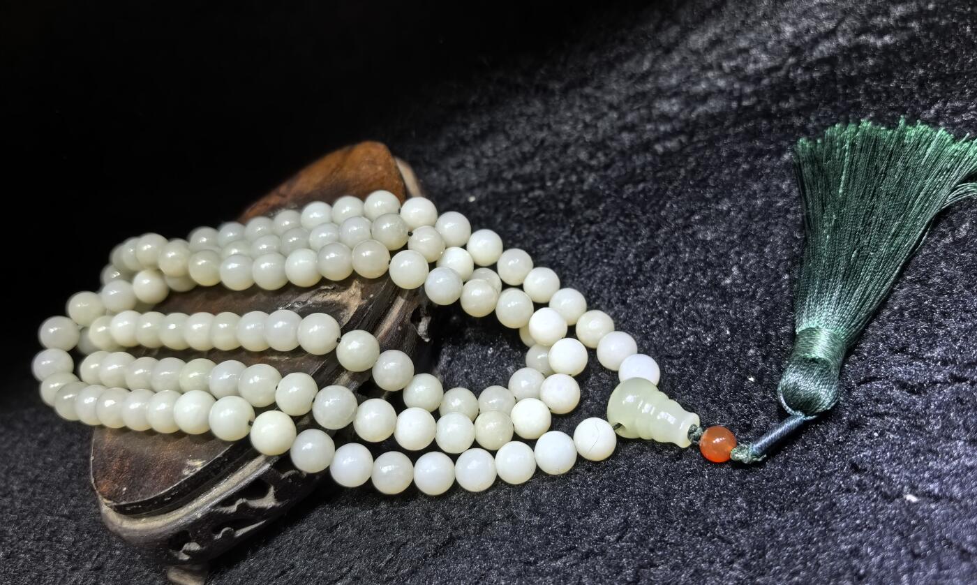 新疆和田玉佛珠手串项链男女款。玉质油润细腻有光泽，颗颗纯手工打磨，可见不规则打磨痕迹！清新淡雅，佛系玩家必备！尺寸：8mm克重：84.6g