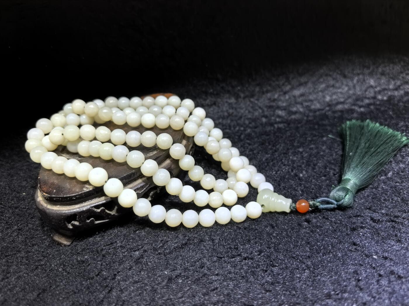 新疆和田玉佛珠手串项链男女款。玉质油润细腻有光泽，颗颗纯手工打磨，可见不规则打磨痕迹！清新淡雅，佛系玩家必备！尺寸：8mm克重：84.6g