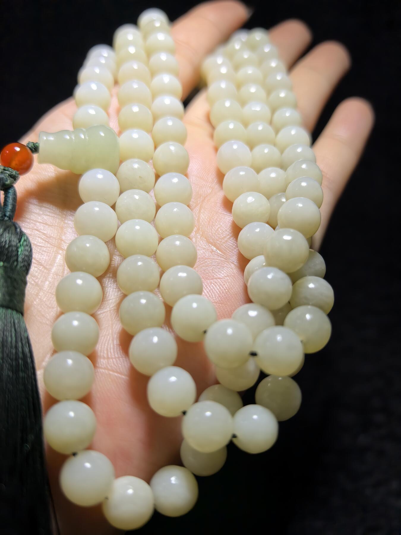 新疆和田玉佛珠手串项链男女款。玉质油润细腻有光泽，颗颗纯手工打磨，可见不规则打磨痕迹！清新淡雅，佛系玩家必备！尺寸：8mm克重：84.6g