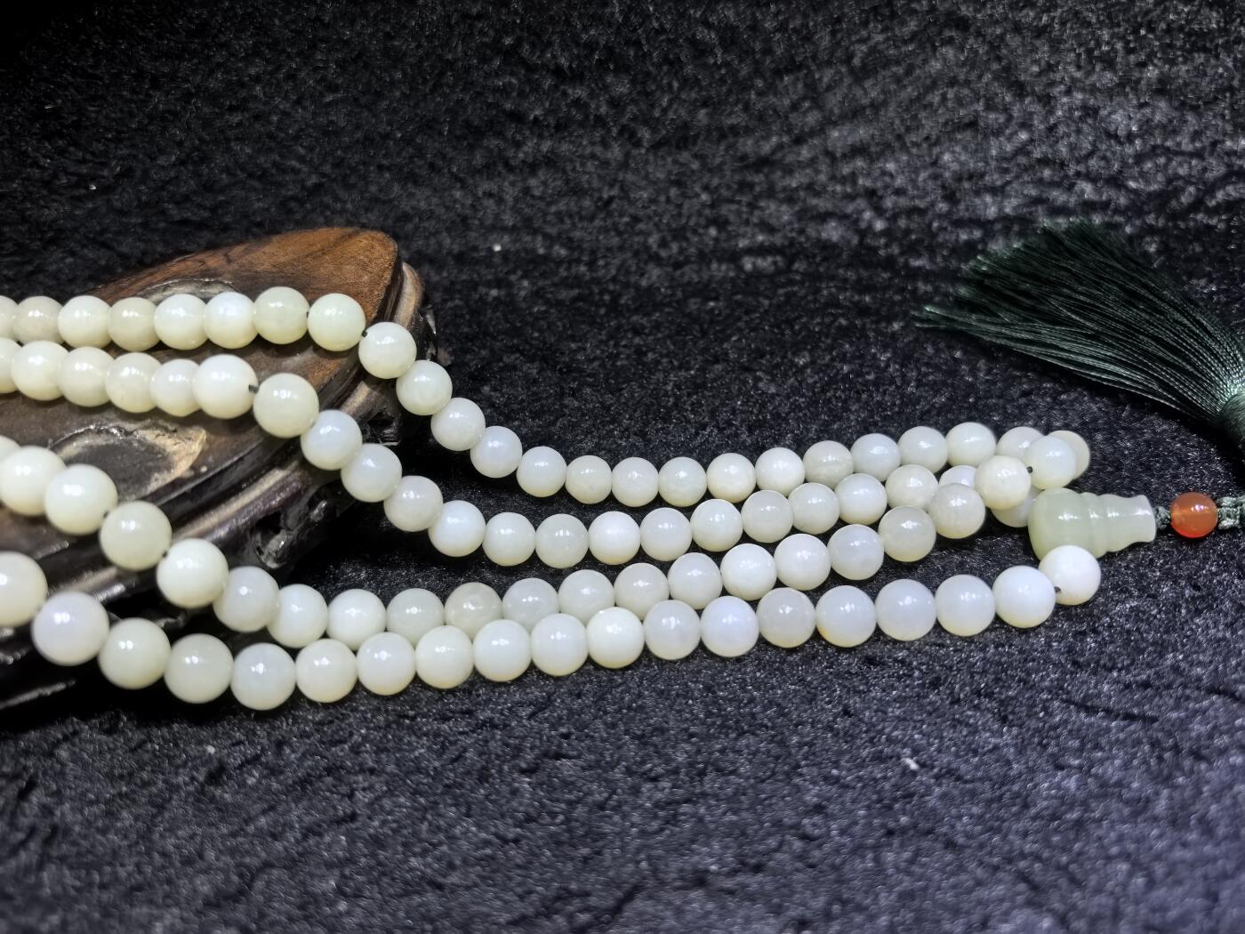 新疆和田玉佛珠手串项链男女款。玉质油润细腻有光泽，颗颗纯手工打磨，可见不规则打磨痕迹！清新淡雅，佛系玩家必备！尺寸：8mm克重：84.6g