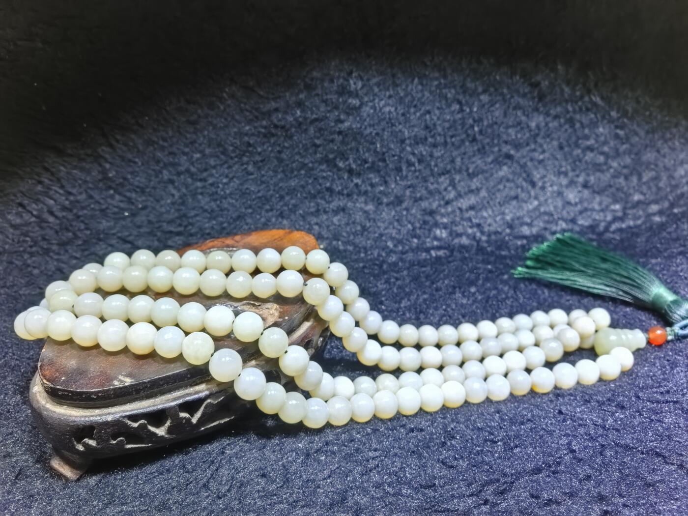 新疆和田玉佛珠手串项链男女款。玉质油润细腻有光泽，颗颗纯手工打磨，可见不规则打磨痕迹！清新淡雅，佛系玩家必备！尺寸：8mm克重：84.6g