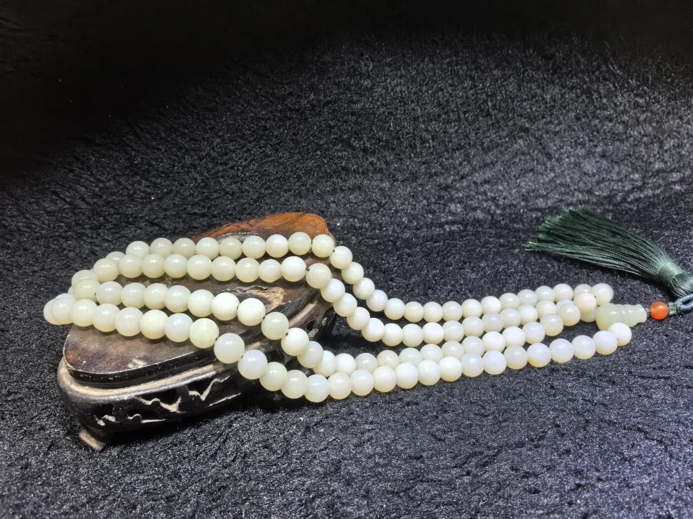 新疆和田玉佛珠手串项链男女款。玉质油润细腻有光泽，颗颗纯手工打磨，可见不规则打磨痕迹！清新淡雅，佛系玩家必备！尺寸：8mm克重：84.6g