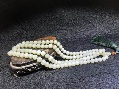 新疆和田玉佛珠手串项链男女款。玉质油润细腻有光泽，颗颗纯手工打磨，可见不规则打磨痕迹！清新淡雅，佛系玩家必备！尺寸：8mm克重：84.6g