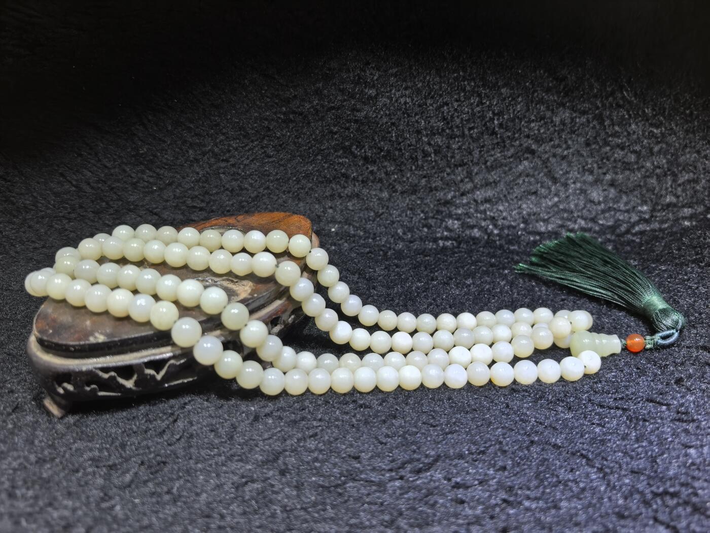 新疆和田玉佛珠手串项链男女款。玉质油润细腻有光泽，颗颗纯手工打磨，可见不规则打磨痕迹！清新淡雅，佛系玩家必备！尺寸：8mm克重：84.6g
