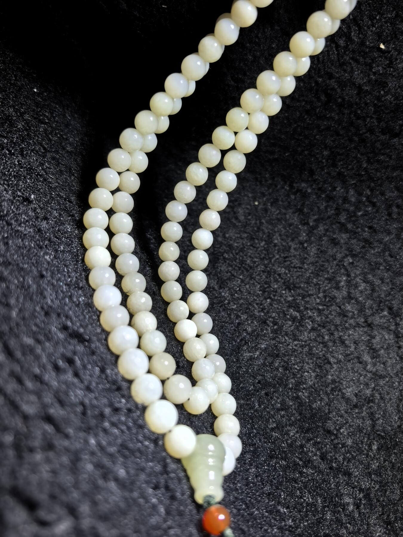 新疆和田玉佛珠手串项链男女款。玉质油润细腻有光泽，颗颗纯手工打磨，可见不规则打磨痕迹！清新淡雅，佛系玩家必备！尺寸：8mm克重：84.6g
