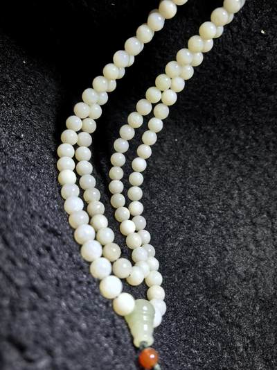 新疆和田玉佛珠手串项链男女款。玉质油润细腻有光泽，颗颗纯手工打磨，可见不规则打磨痕迹！清新淡雅，佛系玩家必备！尺寸：8mm克重：84.6g