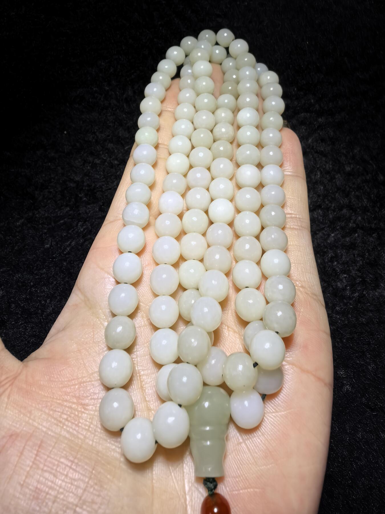 新疆和田玉佛珠手串项链男女款。玉质油润细腻有光泽，颗颗纯手工打磨，可见不规则打磨痕迹！清新淡雅，佛系玩家必备！尺寸：8mm克重：84.6g