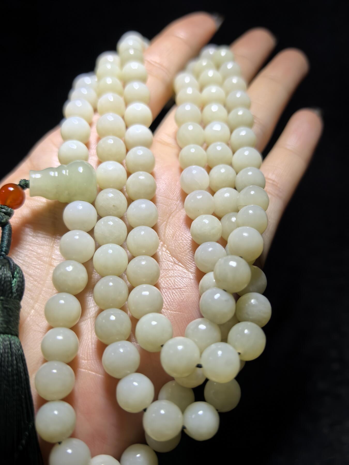 新疆和田玉佛珠手串项链男女款。玉质油润细腻有光泽，颗颗纯手工打磨，可见不规则打磨痕迹！清新淡雅，佛系玩家必备！尺寸：8mm克重：84.6g