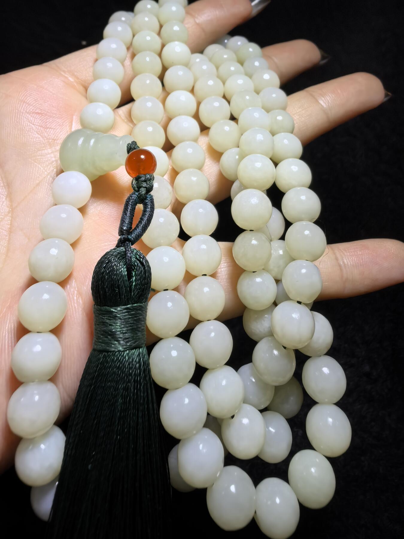 新疆和田玉佛珠手串项链男女款。玉质油润细腻有光泽，颗颗纯手工打磨，可见不规则打磨痕迹！清新淡雅，佛系玩家必备！尺寸：8mm克重：84.6g