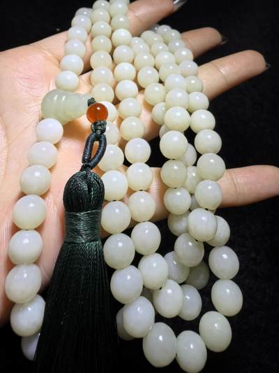 新疆和田玉佛珠手串项链男女款。玉质油润细腻有光泽，颗颗纯手工打磨，可见不规则打磨痕迹！清新淡雅，佛系玩家必备！尺寸：8mm克重：84.6g