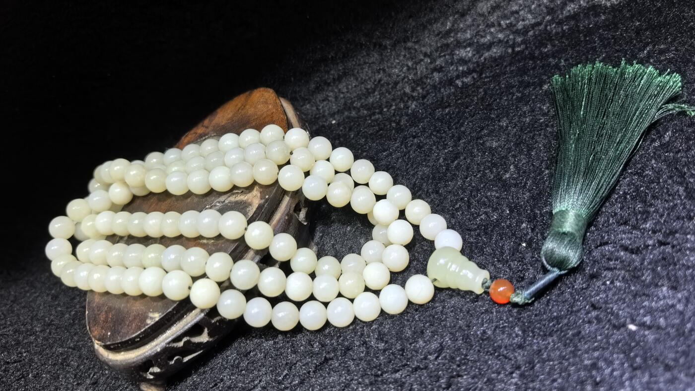 新疆和田玉佛珠手串项链男女款。玉质油润细腻有光泽，颗颗纯手工打磨，可见不规则打磨痕迹！清新淡雅，佛系玩家必备！尺寸：8mm克重：84.6g