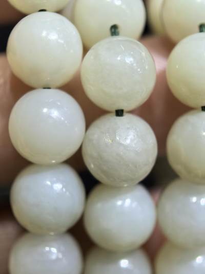 新疆和田玉佛珠手串项链男女款。玉质油润细腻有光泽，颗颗纯手工打磨，可见不规则打磨痕迹！清新淡雅，佛系玩家必备！尺寸：8mm克重：84.6g
