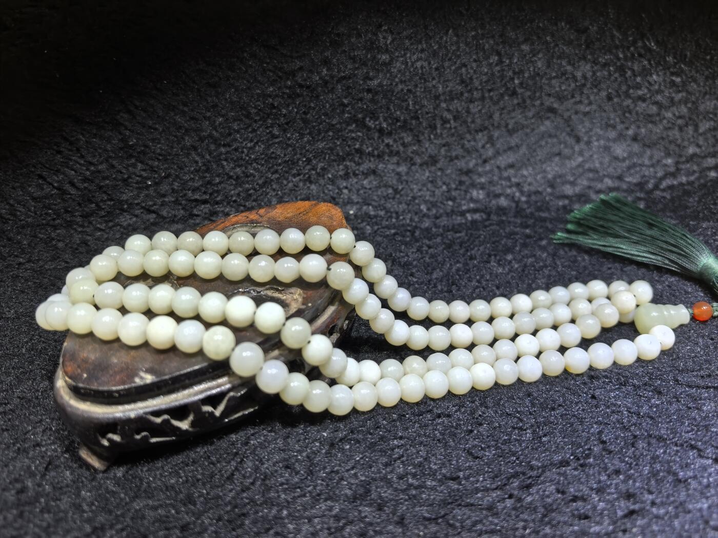 新疆和田玉佛珠手串项链男女款。玉质油润细腻有光泽，颗颗纯手工打磨，可见不规则打磨痕迹！清新淡雅，佛系玩家必备！尺寸：8mm克重：84.6g