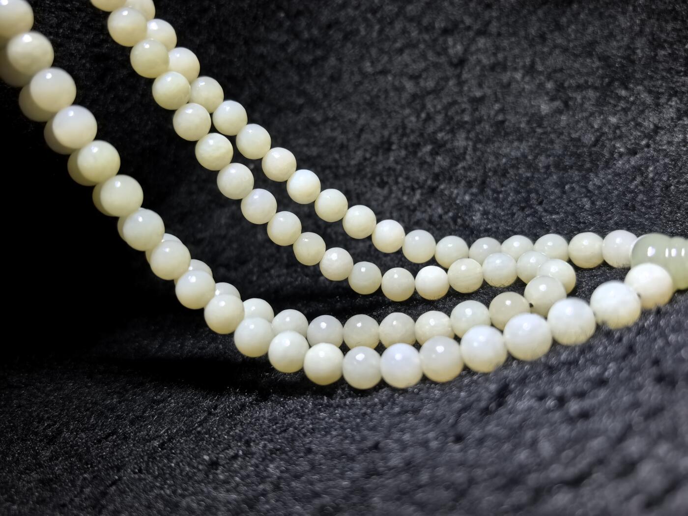 新疆和田玉佛珠手串项链男女款。玉质油润细腻有光泽，颗颗纯手工打磨，可见不规则打磨痕迹！清新淡雅，佛系玩家必备！尺寸：8mm克重：84.6g