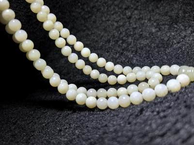 新疆和田玉佛珠手串项链男女款。玉质油润细腻有光泽，颗颗纯手工打磨，可见不规则打磨痕迹！清新淡雅，佛系玩家必备！尺寸：8mm克重：84.6g