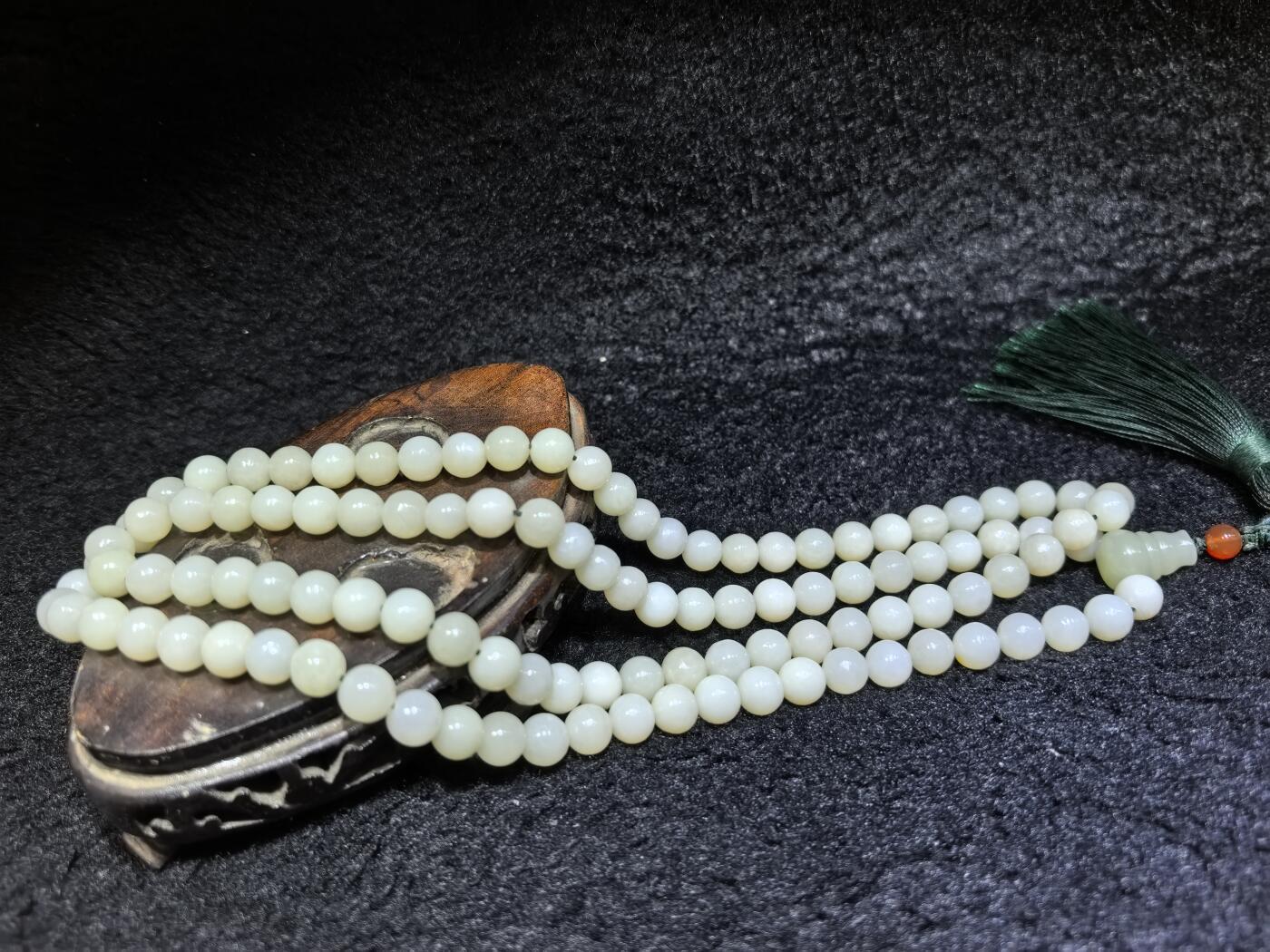 新疆和田玉佛珠手串项链男女款。玉质油润细腻有光泽，颗颗纯手工打磨，可见不规则打磨痕迹！清新淡雅，佛系玩家必备！尺寸：8mm克重：84.6g