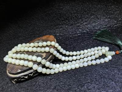 新疆和田玉佛珠手串项链男女款。玉质油润细腻有光泽，颗颗纯手工打磨，可见不规则打磨痕迹！清新淡雅，佛系玩家必备！尺寸：8mm克重：84.6g