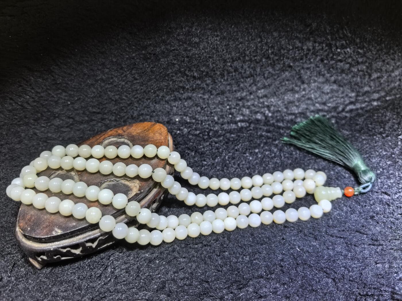 新疆和田玉佛珠手串项链男女款。玉质油润细腻有光泽，颗颗纯手工打磨，可见不规则打磨痕迹！清新淡雅，佛系玩家必备！尺寸：8mm克重：84.6g