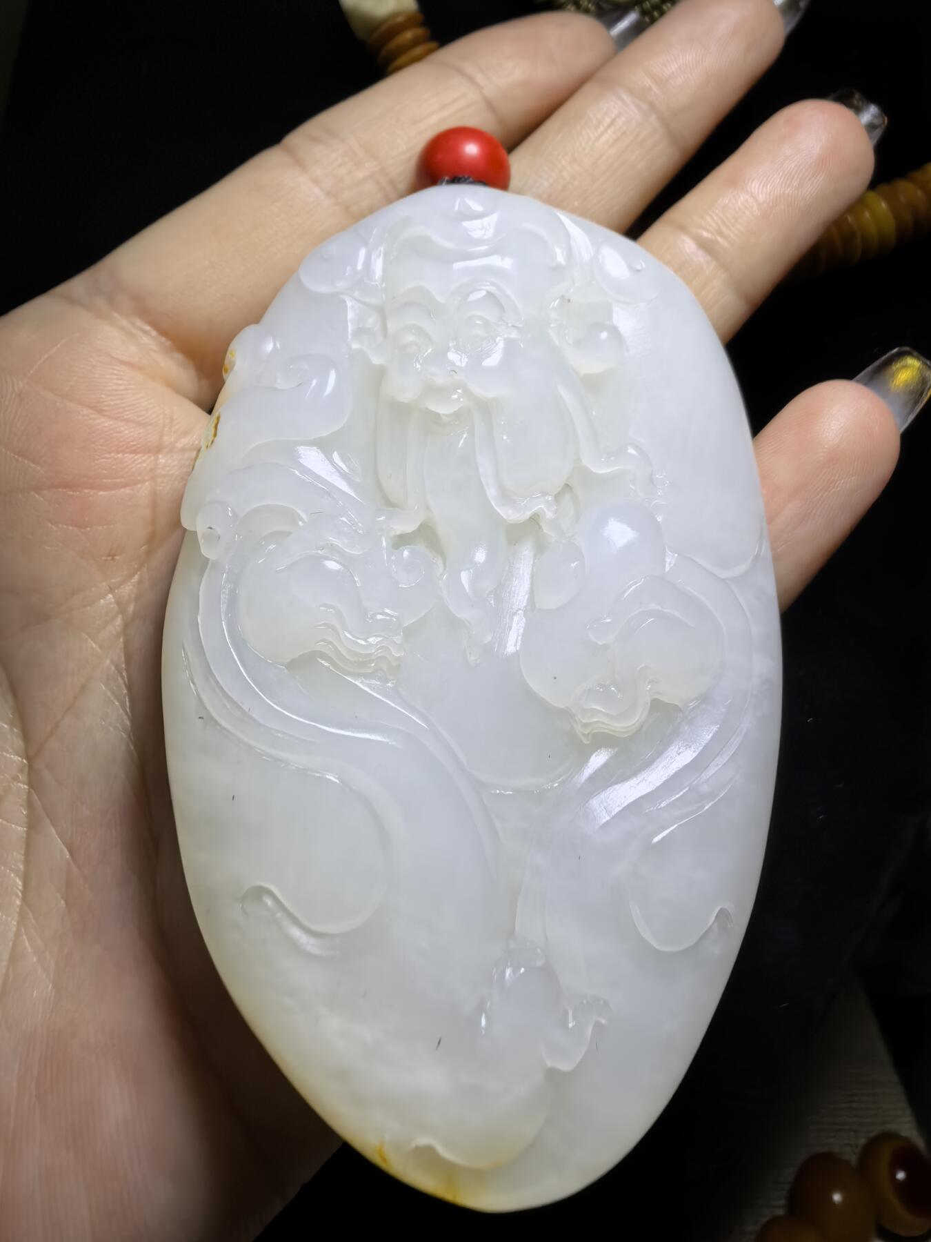 新疆和田白玉财神手把件男款，料大分量足，原皮原色，白度极佳，微结构，性价比超高！尺寸：7.0cm*4.8cm*1.9cm克重:101.3g自带国检证书！