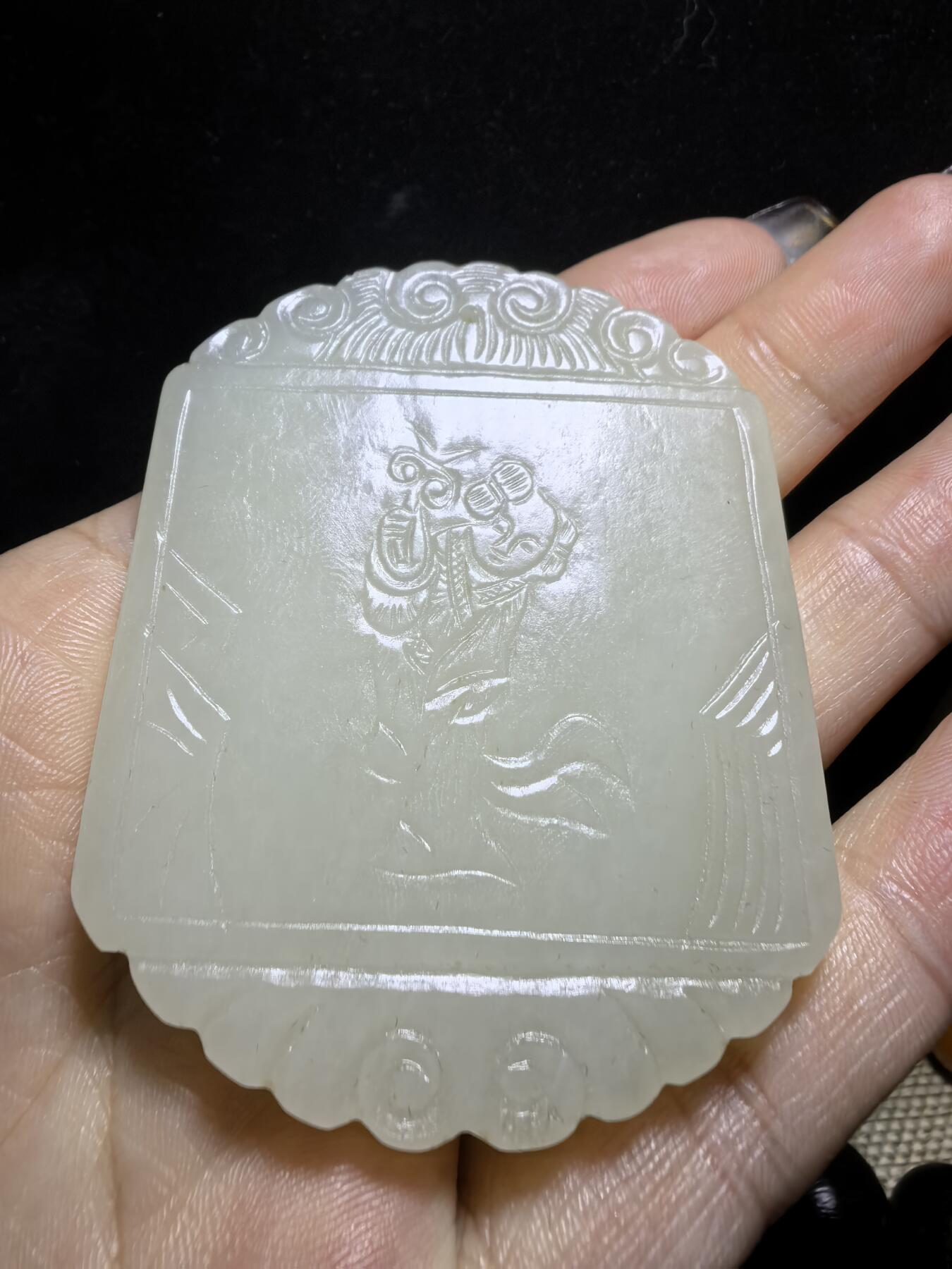 旧藏和田白玉童子献寿，复古文艺，可见岁月包浆，手工雕刻，玉质细腻油润，尺寸：5.9cm*4.7cm*0.7cm克重：50.5g图三为实物图。