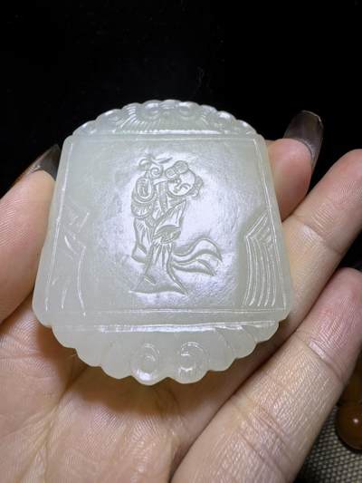旧藏和田白玉童子献寿，复古文艺，可见岁月包浆，手工雕刻，玉质细腻油润，尺寸：5.9cm*4.7cm*0.7cm克重：50.5g图三为实物图。