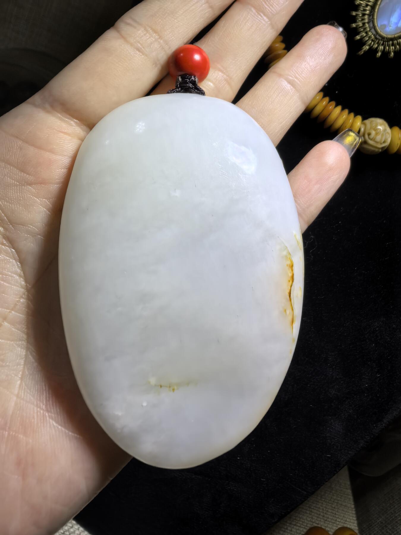 新疆和田白玉财神手把件男款，料大分量足，原皮原色，白度极佳，微结构，性价比超高！尺寸：7.0cm*4.8cm*1.9cm克重:101.3g自带国检证书！