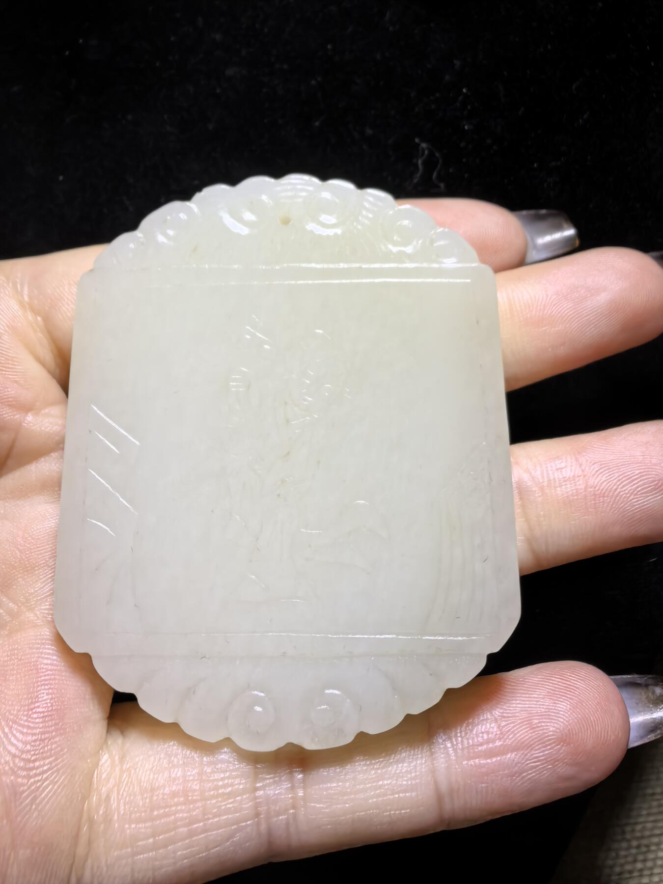 旧藏和田白玉童子献寿，复古文艺，可见岁月包浆，手工雕刻，玉质细腻油润，尺寸：5.9cm*4.7cm*0.7cm克重：50.5g图三为实物图。