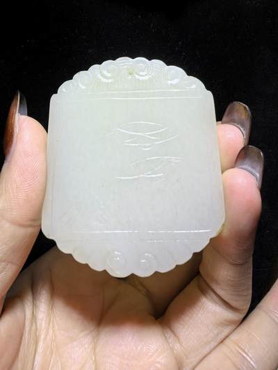 旧藏和田白玉童子献寿，复古文艺，可见岁月包浆，手工雕刻，玉质细腻油润，尺寸：5.9cm*4.7cm*0.7cm克重：50.5g图三为实物图。