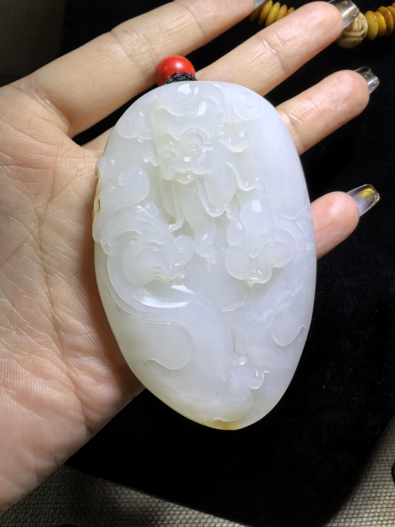 新疆和田白玉财神手把件男款，料大分量足，原皮原色，白度极佳，微结构，性价比超高！尺寸：7.0cm*4.8cm*1.9cm克重:101.3g自带国检证书！
