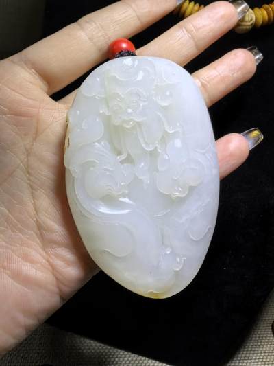 新疆和田白玉财神手把件男款，料大分量足，原皮原色，白度极佳，微结构，性价比超高！尺寸：7.0cm*4.8cm*1.9cm克重:101.3g自带国检证书！