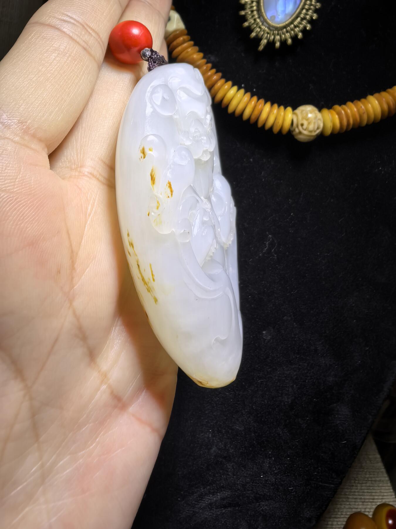 新疆和田白玉财神手把件男款，料大分量足，原皮原色，白度极佳，微结构，性价比超高！尺寸：7.0cm*4.8cm*1.9cm克重:101.3g自带国检证书！