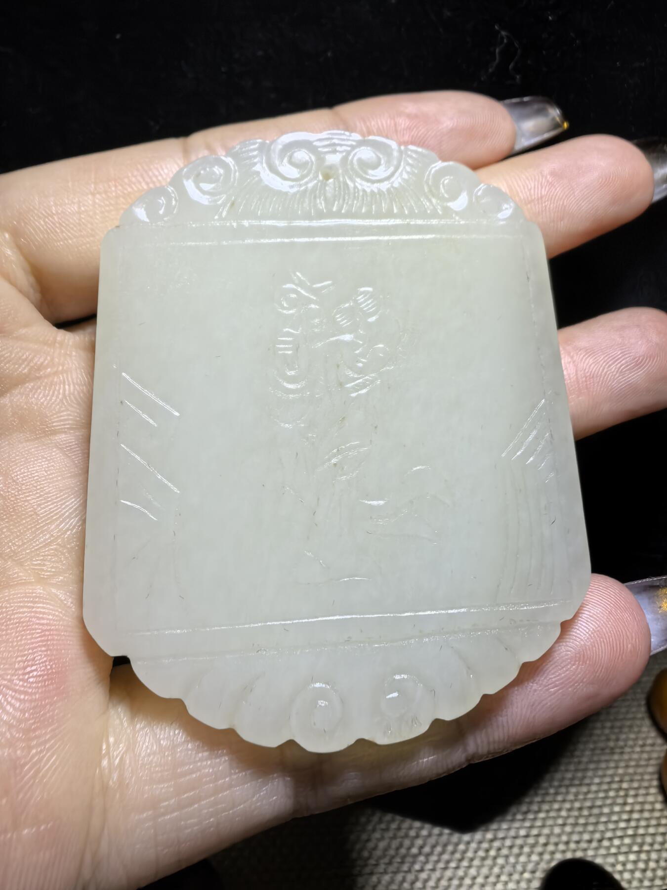 旧藏和田白玉童子献寿，复古文艺，可见岁月包浆，手工雕刻，玉质细腻油润，尺寸：5.9cm*4.7cm*0.7cm克重：50.5g图三为实物图。