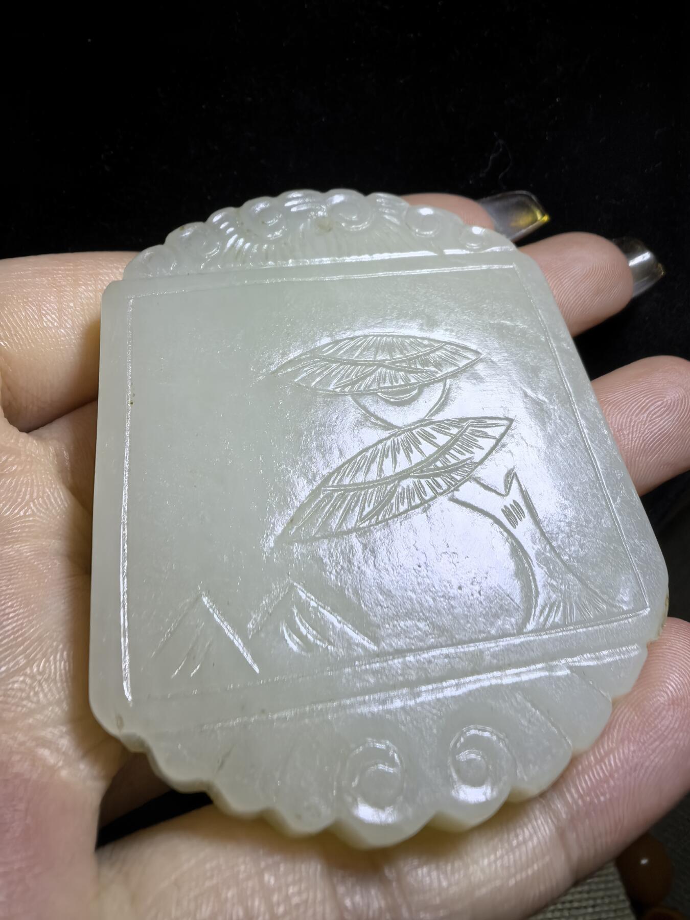 旧藏和田白玉童子献寿，复古文艺，可见岁月包浆，手工雕刻，玉质细腻油润，尺寸：5.9cm*4.7cm*0.7cm克重：50.5g图三为实物图。